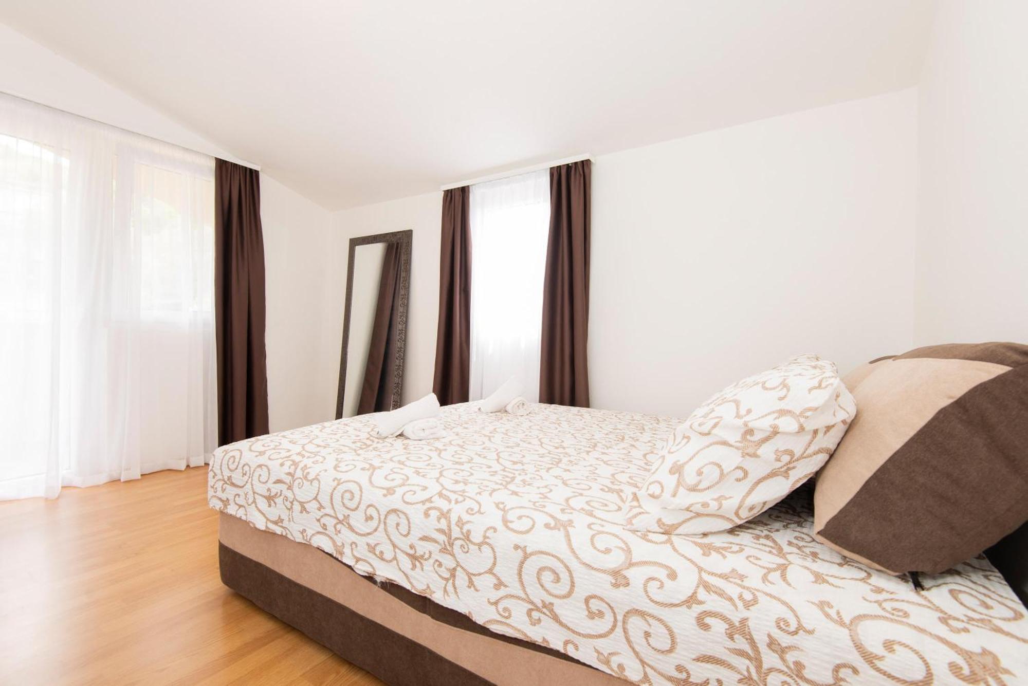 Hillside Vista Apartments Tivat Bagian luar foto